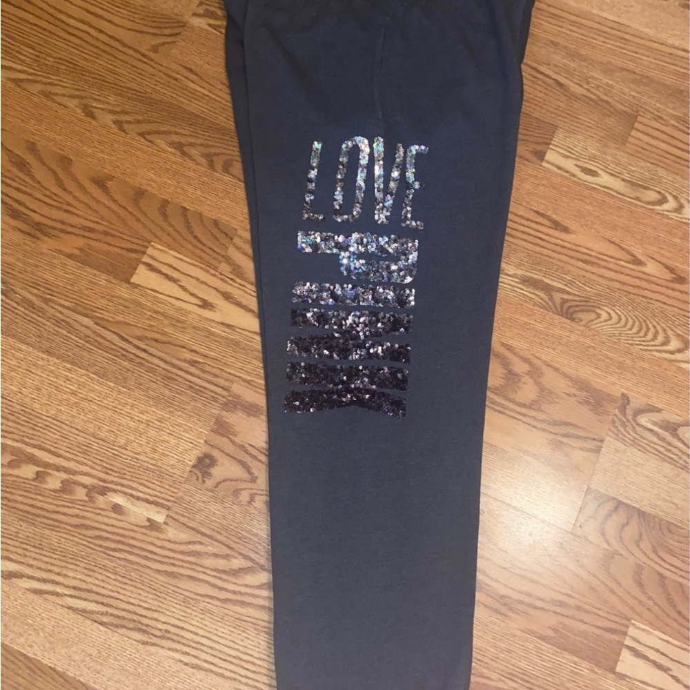 VS PINK Campus Fit Sweatpants.fit oversized. They are in very good condition.